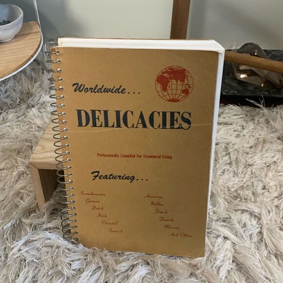 Vtg Worldwide Delicacies Cookbook
Professionally Compiled for
Economical Living - Picture 1 of 16